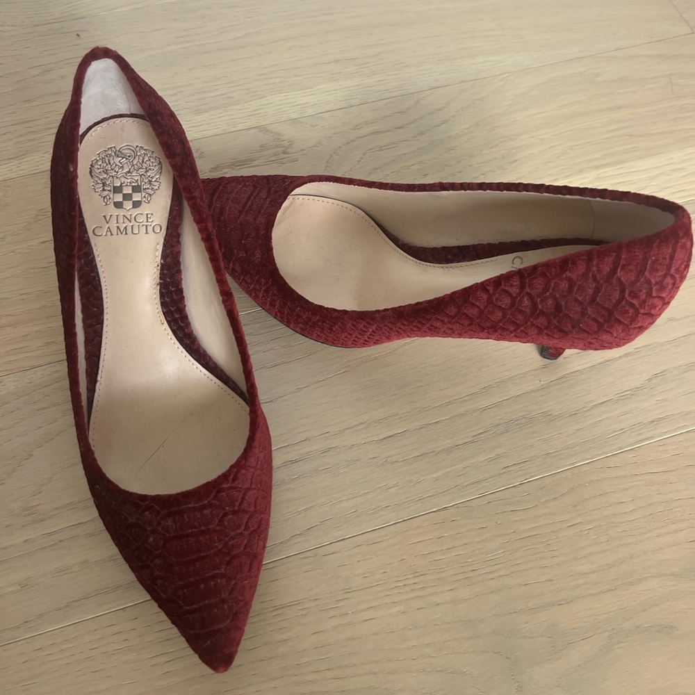 Vince Camuto, size 8m, burgundy, crushed velvet pumps.  Great condition